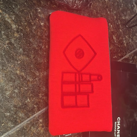 Chanel make-up satin lined. Never used. Raised velvet lettering.     Unique - Picture 2 of 7